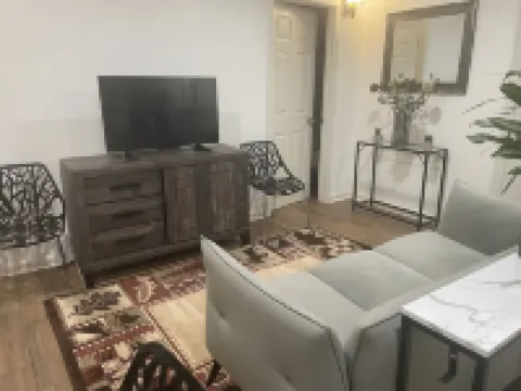 Lovely Cozy 2 Bedroom Apartment