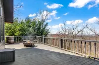 Hot Tub and Breathtaking Mountain Views - Stunning Rustic Retreat Hotels in Fannin County