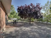 Cozy apartment in charming Moab Downtown with kitchen and great fruit backyard,