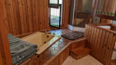 Beautiful All Season Views and Cozy Wood Burning Stove - Charming Nature Haven Отели рядом с достопримечательностью «Скайленд»