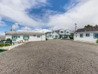 Tranquil Seaside Retreat - WiFi, Kitchen, Garden, Grill Hotels in Otter Rock