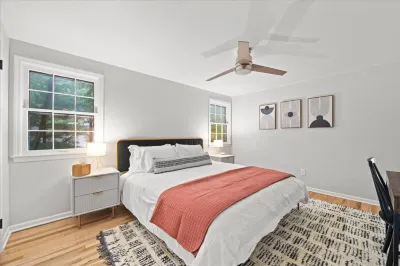 Fenced Backyard and Modern Kitchen Amenities - Cozy Stylish Retreat Carlsen Center 주변 호텔