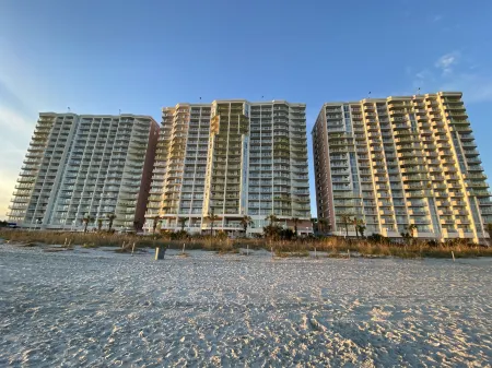 Heated Pools and Stunning Ocean View - Exquisite Beachfront Haven Отели в г. Север Миртл Бич