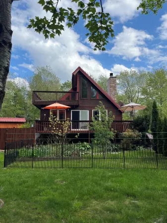 Cozy Lake Escape Near Ski Resort, Game Room Fireplace, Pet Friendly, Fenced Yard