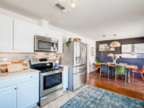 8b 4b nearby pool, Blanco, wine trail, town sq ブランコのホテル