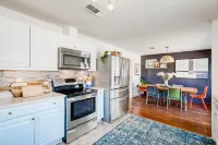 8b 4b nearby pool, Blanco, wine trail, town sq