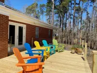 Waterfront 3 bedroom dog-friendly cottage  with a million-dollar view Hotels in James City