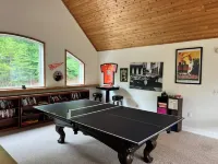 Spacious 8-bedroom house with WiFi and AC on peaceful Lake Keowee private cove.