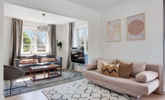 Sanders Charm - Endearing Two-Bedroom Apartment with Shared Garden