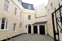 Courtyard Retreat - Apartments