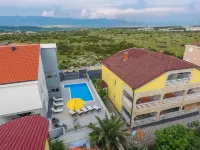 Lucky Luke Pool Apartments - Pools