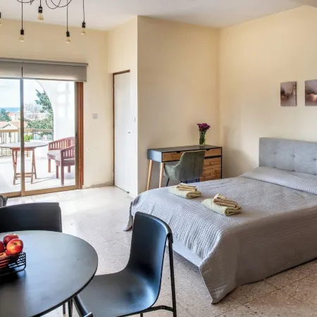 Room-Studio in Polis - Just 800 m from t