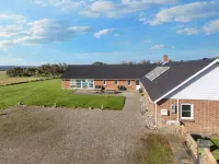 Traum Ferienwohnungen的風景泳池度假屋