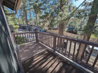 Fox n Bear Cottages Big Bear - parking