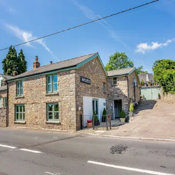 Broadrock Accommodation - Clock Cottage