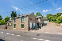 Broadrock Accommodation - Clock Cottage Hotels near Tesco Superstore