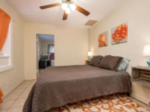 Casa de Colores - Cheerful 1 Bed, Full Bath House Hotels in Truth or Consequences