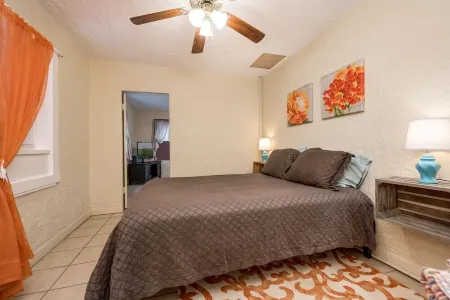 Casa de Colores - Cheerful 1 Bed, Full Bath House