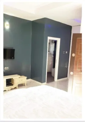 Immaculate 3-Bed House in Owerri with Garden - balcony
