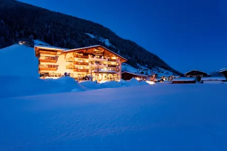 Hotel Stubaierhof Отели в г. Нойштифт