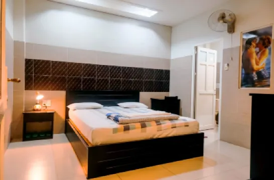 CAT PHUC HOTEL Hotels near Etown Tower