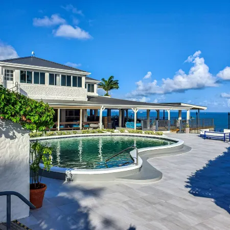 Trade Winds Hotel Отели в г. Crosbies