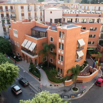Artemis Hotel