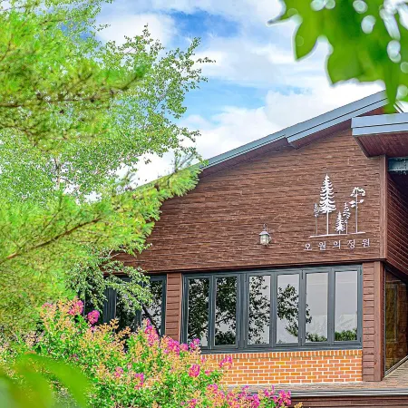 May Garden Отели рядом с достопримечательностью «Музей Тэгваллён»