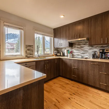 P1 - Private Hot Tub - 3 Bedroom Home - Mountain View