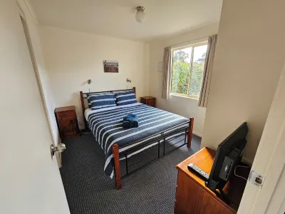 Snug Beach Cabin and Caravan Park Hotels in Grove