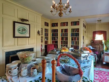 Montague Inn Отели в г. Бриджпорт чартер Тауншип