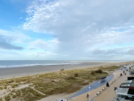 Sea Wall Retreat with Views