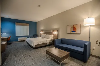 Holiday Inn Express & Suites Cleveland