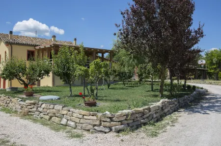 Agriturismo le Capannacce Urbania Отели рядом с достопримечательностью «Ponte Mallio»