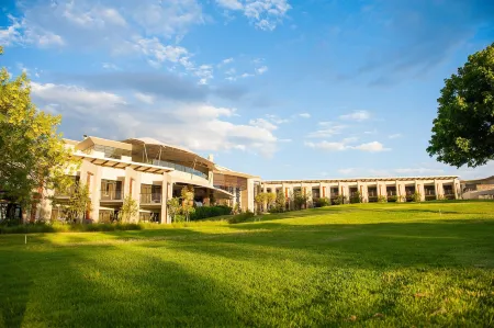 The Fairway Hotel, Spa & Golf Resort Отели рядом с достопримечательностью «Ботанический сад Йоханнесбурга»