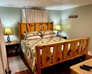 Rivers Edge Cabin, Swimming, Tubing, Fishing, Fire Pit, Grill, Wi-Fi, Relaxing!