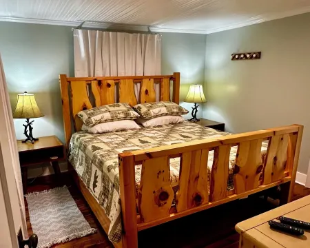 Rivers Edge Cabin, Swimming, Tubing, Fishing, Fire Pit, Grill, Wi-Fi, Relaxing!