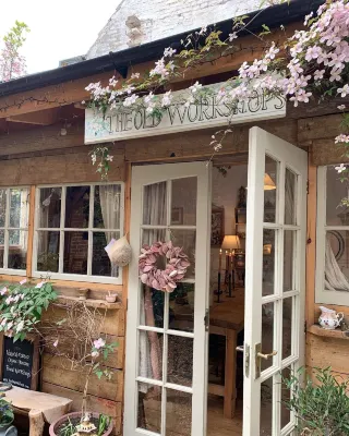 The Shepherd's Purse Hotels near The Staircase Cafe