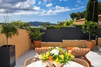 Near beach and port, renovated T2 sea view apartment with large terrace and private parking space