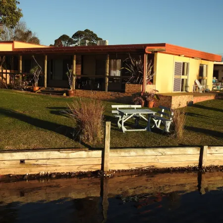 Lake Edge Holiday Units