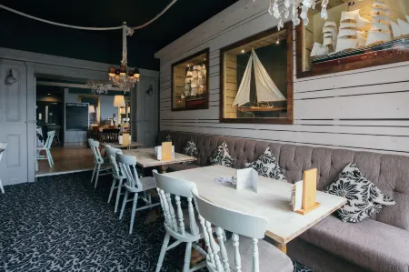 Royal Hotel, Bar & Grill Отели в г. Рейнхем