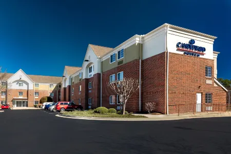 Candlewood Suites Glen Allen - Short Pump Отели рядом с достопримечательностью «Children's Museum of Richmond - Short Pump»