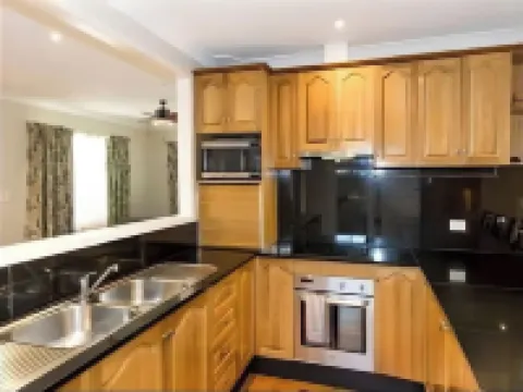 Cheerful 4 Bedrooms with Free Parking