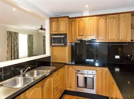 Cheerful 4 Bedrooms with Free Parking