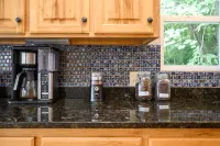 Luxe Retreat with Panoramic Views, Hot Tub & Sauna, mins to Hatley Point