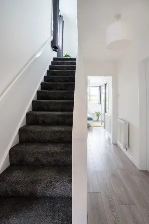 Modern 3 Bed House-Free Parking