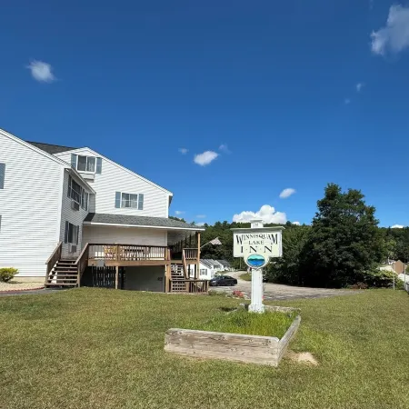Winnisquam Lake Inn Отели в г. Тилтон
