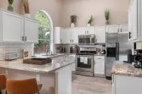 บ้านแสงส่องสว่างพร้อมสระว่ายน้ำและอ่างน้ำร้อน ห้องเกม