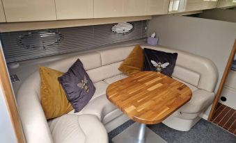 Romantic 3Beds Yacht Escape on Thames
