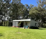 Greenways Holiday Units Hotels near Giant Murray Cod